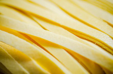 Ev yapımı makarna tagliatelle. Makro çekim.