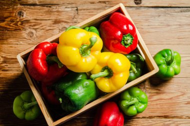 Taze tatlı biber. Tahta bir masada..