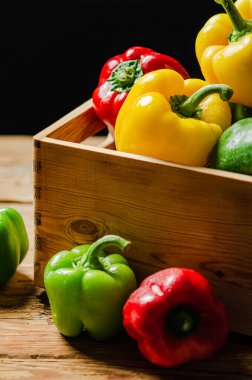 Taze tatlı biber. Tahta bir masada..