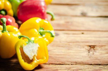 Taze tatlı biber. Tahta bir masada..