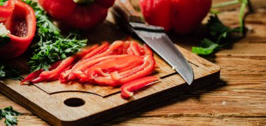 Doğranmış tatlı biber. Tahta bir masada..