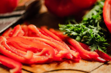 Doğranmış tatlı biber. Tahta bir masada..