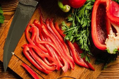 Doğranmış tatlı biber. Tahta bir masada..