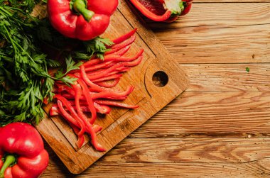 Doğranmış tatlı biber. Tahta bir masada..