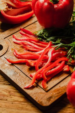 Doğranmış tatlı biber. Tahta bir masada..