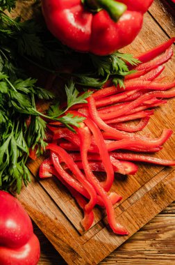 Doğranmış tatlı biber. Tahta bir masada..