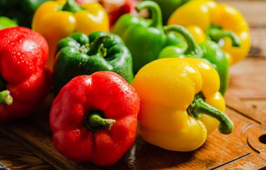 Taze tatlı biber. Tahta bir masada..