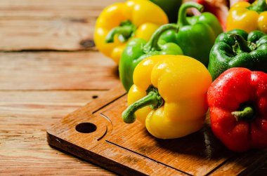 Taze tatlı biber. Tahta bir masada..