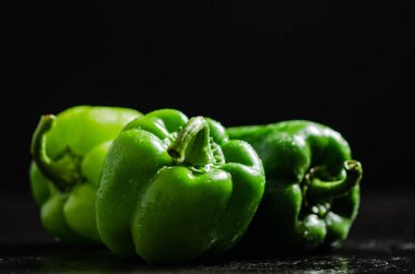 Taze tatlı biber. Siyah bir masada..