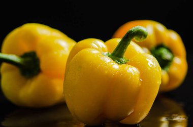 Taze tatlı biber. Siyah bir masada..