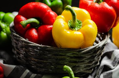 Taze tatlı biber. Siyah bir masada..