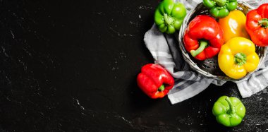 Taze tatlı biber. Siyah bir masada..