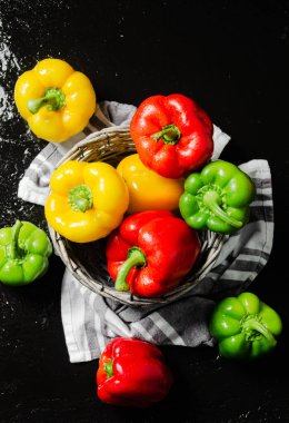 Taze tatlı biber. Siyah bir masada..