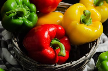 Taze tatlı biber. Siyah bir masada..