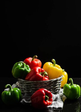 Taze tatlı biber. Siyah bir masada..