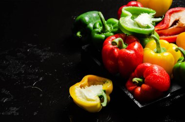 Taze tatlı biber. Siyah bir masada..