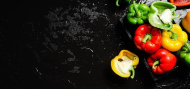 Taze tatlı biber. Siyah bir masada..