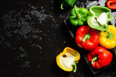 Taze tatlı biber. Siyah bir masada..