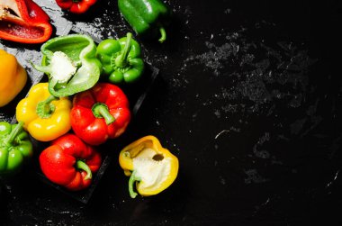 Taze tatlı biber. Siyah bir masada..