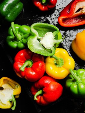 Taze tatlı biber. Siyah bir masada..