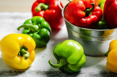 Taze tatlı biber. Beyaz bir masada..