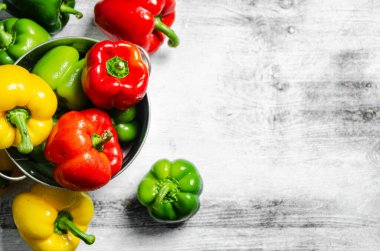 Taze tatlı biber. Beyaz bir masada..