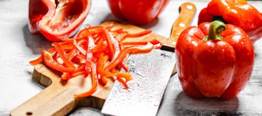 Doğranmış tatlı biber. Beyaz bir masada..