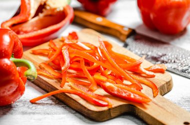 Doğranmış tatlı biber. Beyaz bir masada..