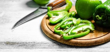 Doğranmış tatlı biber. Beyaz bir masada..