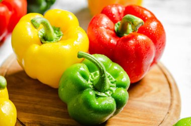 Taze tatlı biber. Beyaz bir masada..