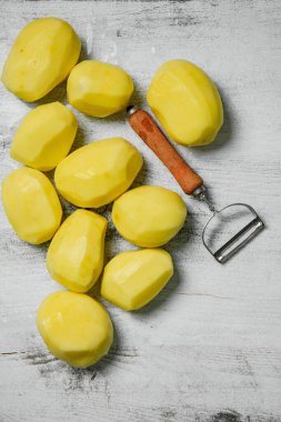Taze soyulmuş patates. Beyaz bir masada..