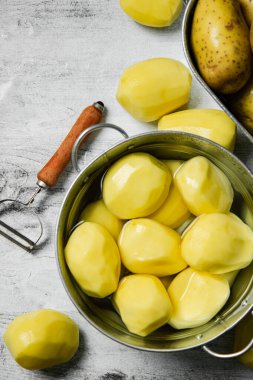 Taze soyulmuş patates. Beyaz bir masada..