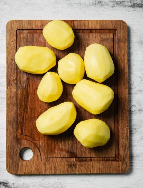 Taze soyulmuş patates. Beyaz bir masada..