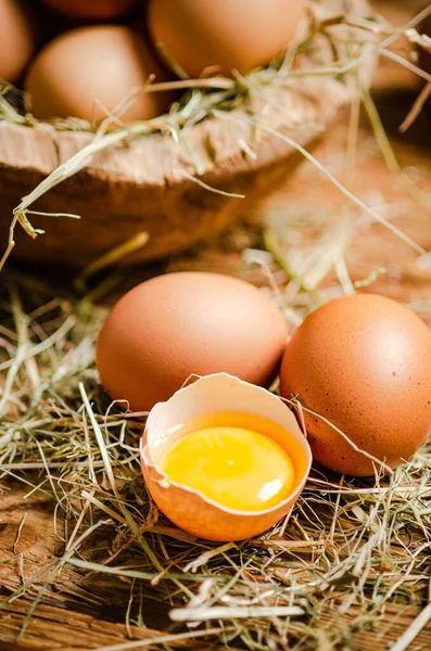Αυγά Κοτόπουλου Πιάτο Ξύλινο Τραπέζι Εικόνα Αρχείου