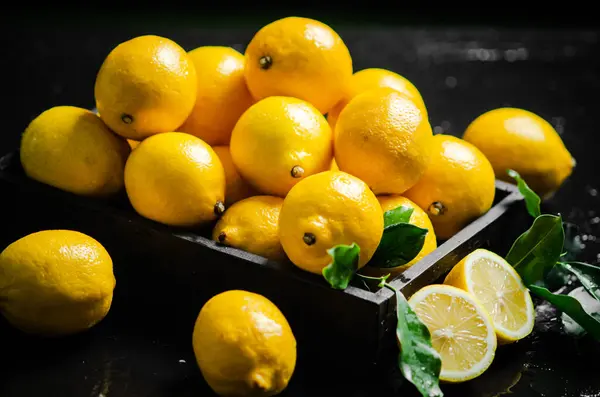 Свіжі Лимони Чорному Столі Стокове Фото