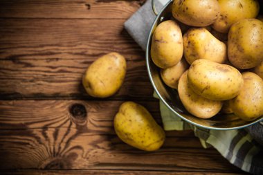 Taze patates. Tahta bir masada..