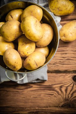Taze patates. Tahta bir masada..