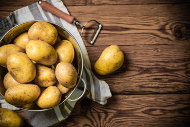 Taze patates. Tahta bir masada..