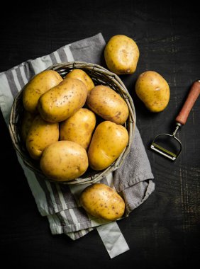 Taze patates. Siyah bir arkaplanda.