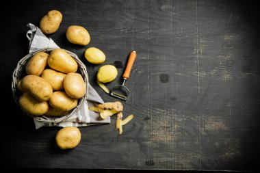 Taze patates. Siyah bir arkaplanda.