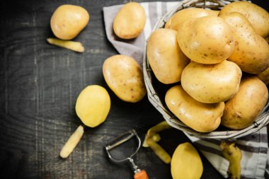 Taze patates. Siyah bir arkaplanda.