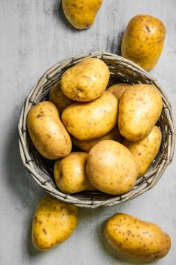 Taze patates. Beyaz bir masada..