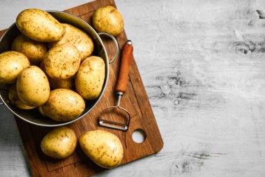 Taze patates. Beyaz bir masada..