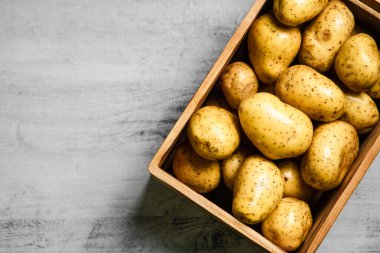 Taze patates. Beyaz bir masada..