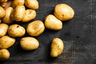 Taze patates. Siyah bir arkaplanda.