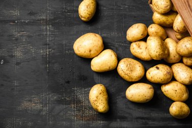 Taze patates. Siyah bir arkaplanda.