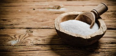 Tuzlu arka plan. Tahta bir masada..