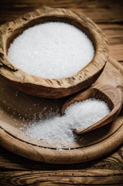 Tuzlu arka plan. Tahta bir masada..