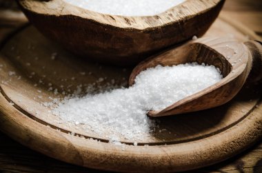 Tuzlu arka plan. Tahta bir masada..