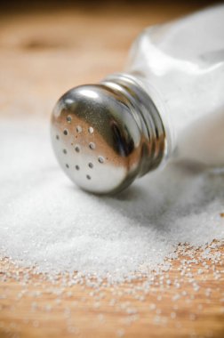 Tuzlu arka plan. Tahta bir masada..